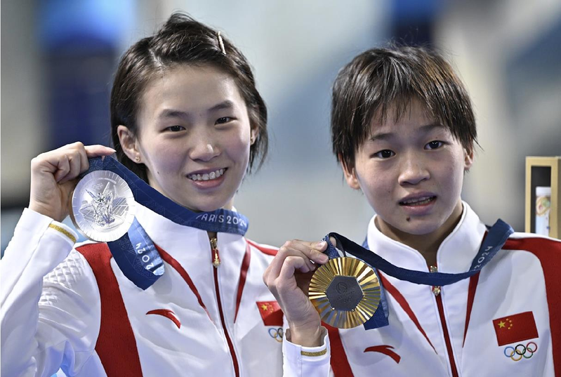 2024年8月6日,冠军全红婵(右)、亚军陈芋汐在巴黎奥运会跳水项目女子10米跳...