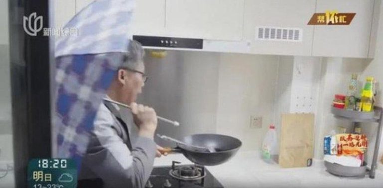 上海祖孙三代掏光400万买屋 奇葩…雨天得「打伞做饭」 但先生打伞做饭。(取材自新闻坊)