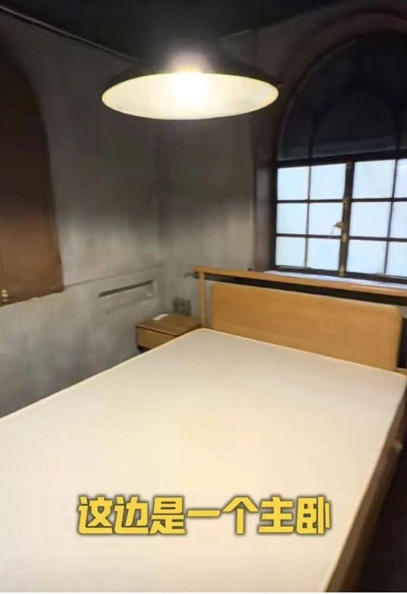引发网友热议的「废土风」房。(视频截屏)