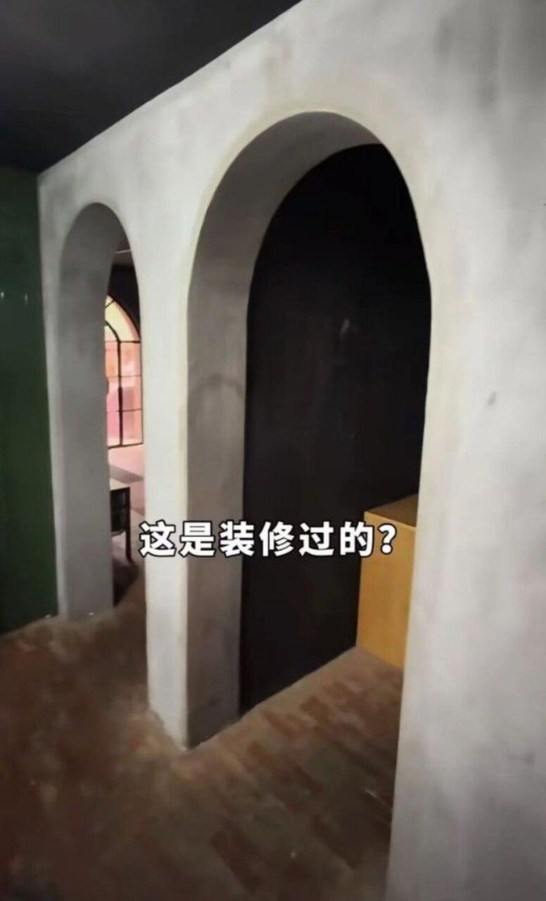 引发网友热议的「废土风」房。(视频截屏)