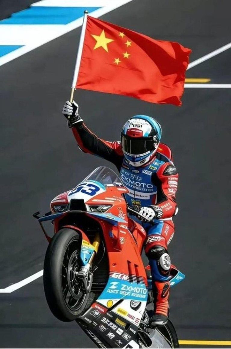 法国车手驾驶张雪机车的820RR-RS赛车获得WSBK葡萄牙站冠军，赛后高举五星...