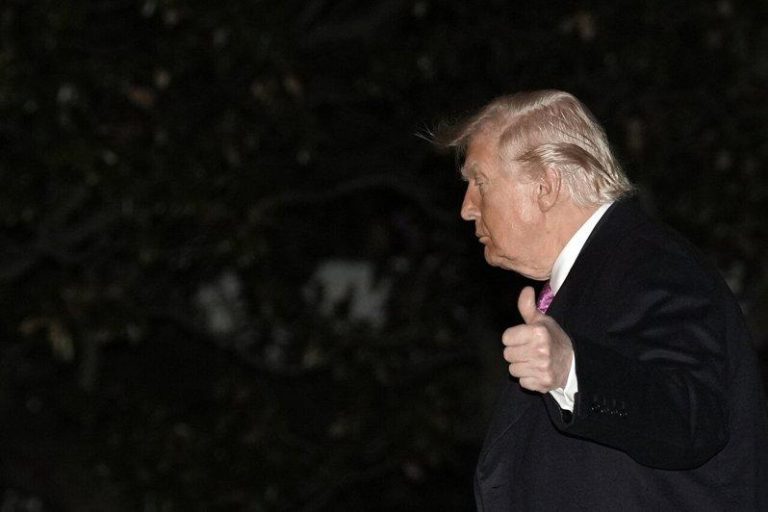 CNN:伊朗封荷莫兹反握主导权 战争打不下也停不了 美国总统川普29日返回华府,步行于白宫南草坪。(欧新社)