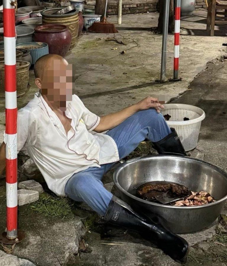 休息中的鸡煲店老板。（取材自极目新闻）