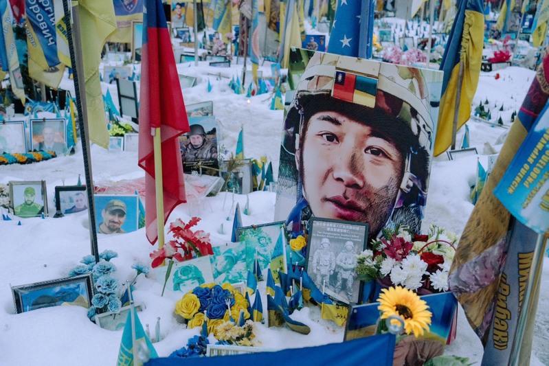 俄乌战事届满四周年,柳波芙从捷克赴基辅,悼念在俄乌战事中牺牲的儿子瓦西里。(中央社)
