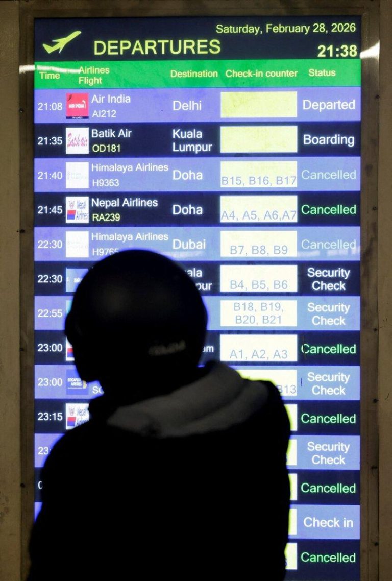 美以空袭伊朗 中东领空几净空 数十万旅客滞留