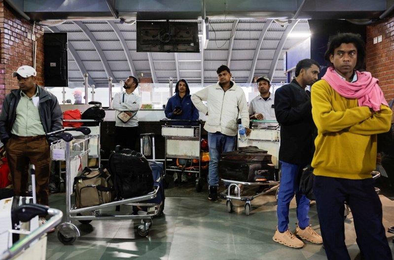 美国、以色列对伊朗首都德黑兰发动空袭,中东各国关闭领空,28日滞留旅客在尼泊尔特...
