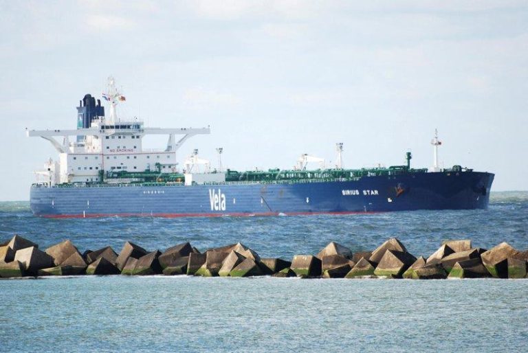 美伊战火冲击荷姆兹海峡 油价飙13%冲82美元 最坏恐见120美元 荷姆兹海峡目前形同关闭。(路透)
