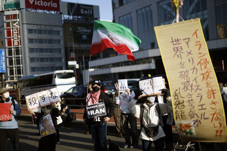 日本东京民众1日举行抗议活动，反对美国和以色列空袭伊朗。（欧新社）