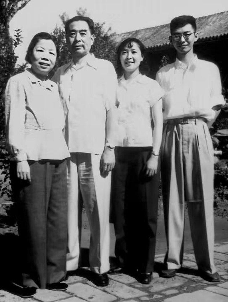 周恩来、邓颖超与周尔均(右一)、邓在军(右二)在中南海西花厅合影。(取材自澎湃新闻/受访者供图)