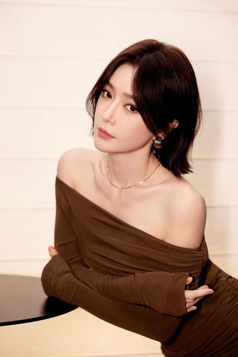 秦岚近期接受声带手术后,声音变得更加低沉沙哑。(取材自微博)