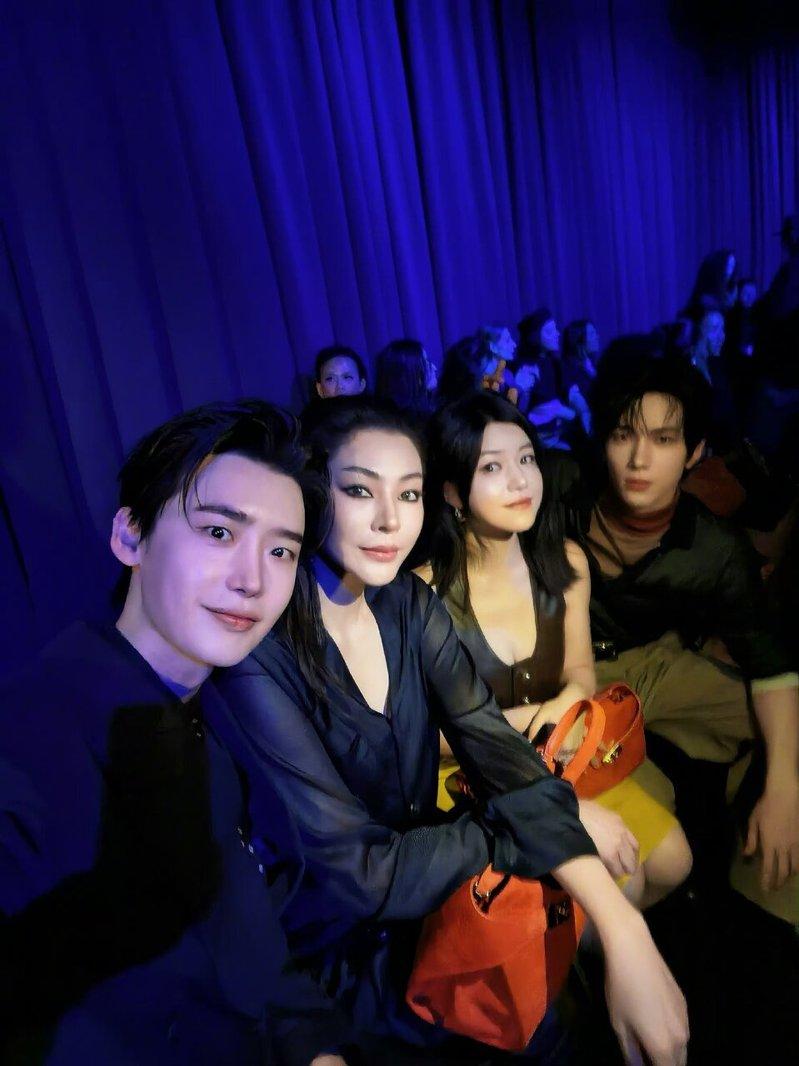 李钟奭(左起)、泰国女星Faye Peraya、陈妍希,及大陆男星余承恩同框看秀。(取材自微博)