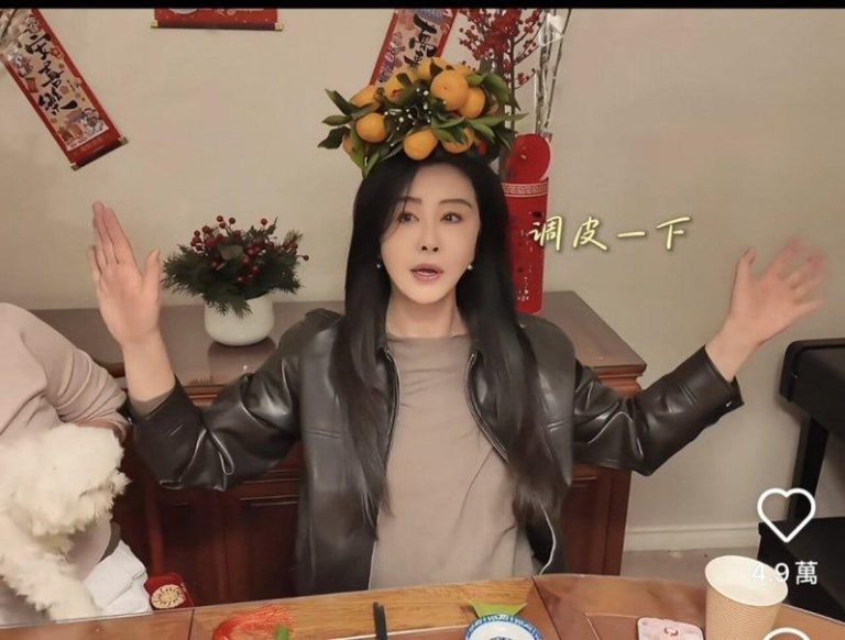 58岁王祖贤变身卡皮巴拉 头顶橘子超俏皮 摘口罩颜值美炸 王祖贤俏皮顶橘子。(取材自王祖贤小红书)