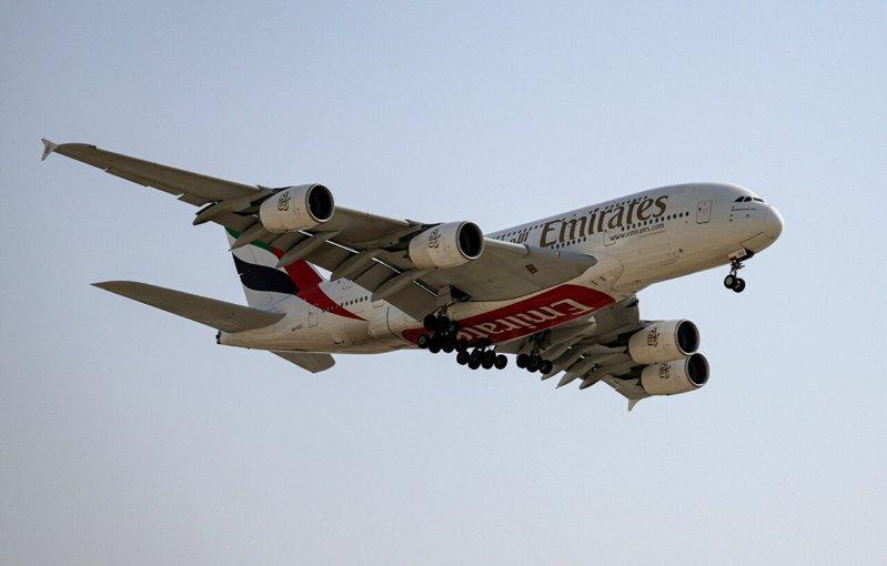 根据航班追踪网站Flightradar24数据,阿联酋航空(Emirates Airlines)的数个航班3日上午已经起飞。飞机立即向南飞行,离开波斯湾地区。欧新社