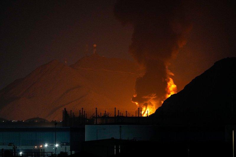 阿联第七大城富查伊拉工业区石油设备遇袭爆炸后陷入大火。(美联社)