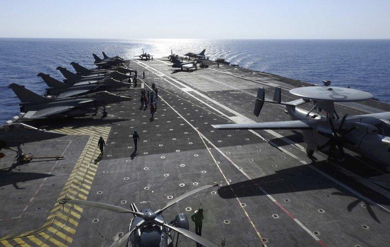 法国总统马克宏3日下令航空母舰「戴高乐号」驶往地中海,应对中东紧张局势,并寻求创建联盟以汇集军事等资源,保障对全球经济至关重要的海上航道安全。(路透)