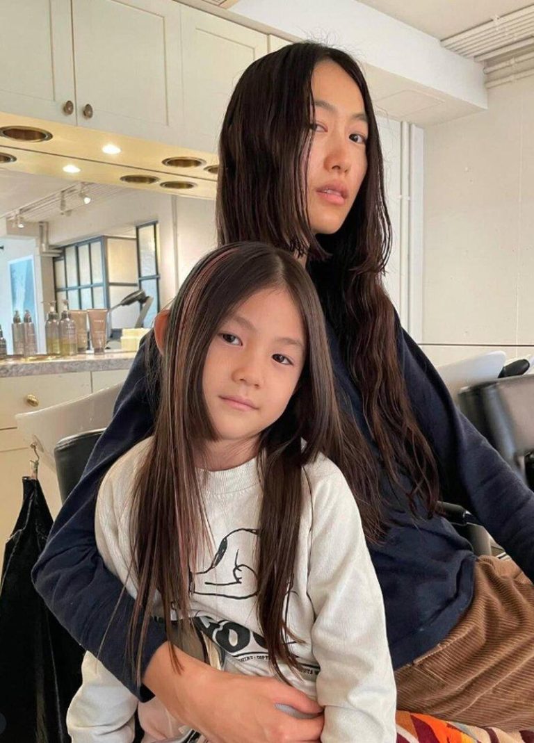 遗传模特妈秦舒培…陈冠希女儿9岁了 近照曝光「一特征」惊呆网友 Alaia(前)遗传了妈妈秦舒培的好身材。(取材自Instagram)