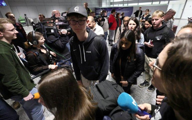 中东战事逾万航班取消 150万旅客受困 各国急派专机接人 由于伊朗遭受空袭导致冲突升级,空域大规模关闭,各国航班纷纷取消,首架来自中东的阿联酋航空客机3日再次降落在德国;图为旅客从杜拜抵达德国法兰克福国际机场。(欧新社)