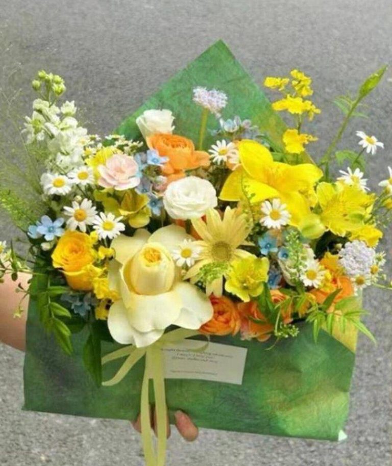 武汉花市场刮起理性消费新风，百元花束藏着浪漫经济学。（取材自湖北日报）