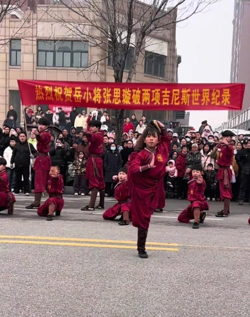 张思璇在街头表演武术。(视频截屏)