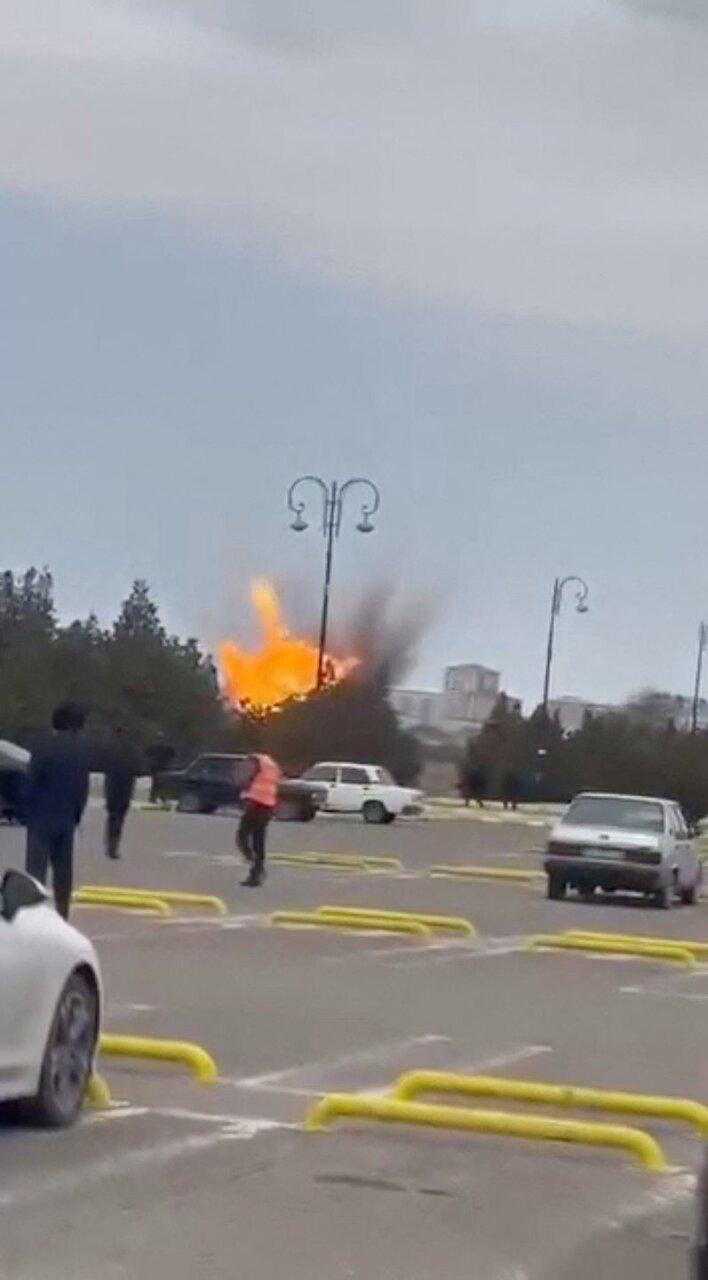 伊朗无人机5日攻击阿塞拜疆国际机场,社媒截屏可见爆炸火光。(路透)