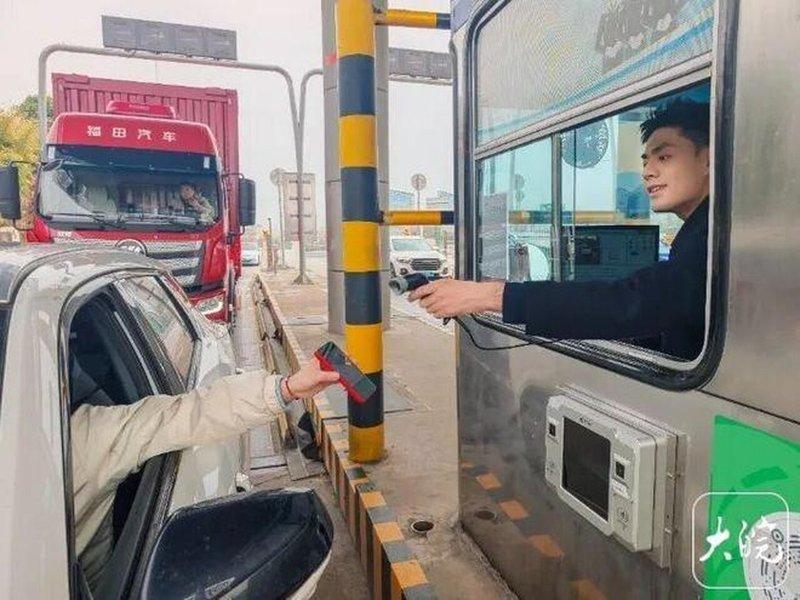 工作中的许智浩。(取材自大皖新闻)
