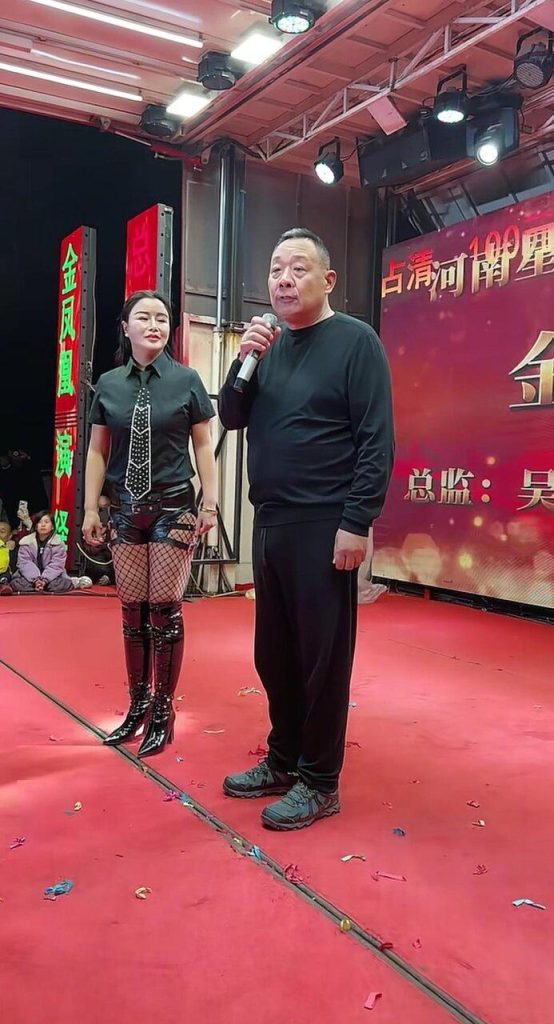 于东来站在舞台上与村民交互。（视频截屏）