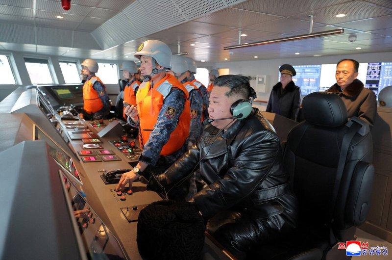 北韩最高领导人金正恩4日视察北韩南浦造船厂期间,北韩海军「崔贤号」驱逐舰在舰上进行飞弹试射。(朝中社)