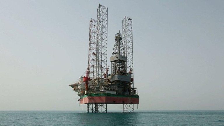 荷莫兹海峡陷瘫痪 科威特等产油国石油运不出 开始减产 受伊朗战事影响,中东国家的石油运不出去,只能减产。图为科威特的海上钻油平台。(路透)