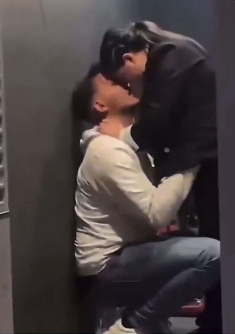 一名在酒吧喝醉的外籍男子在厕所强吻保洁阿姨。(视频截屏)