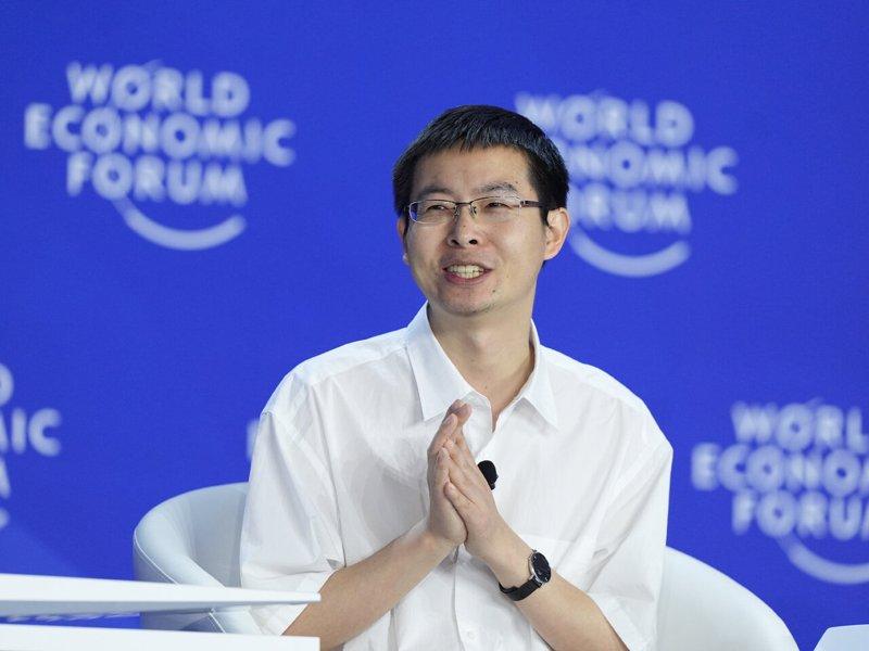宇树科技首席运行官王兴兴的相亲帐户被发现,图为他在2025年世界经济论坛解读中国AI发展路径。 (中新社)