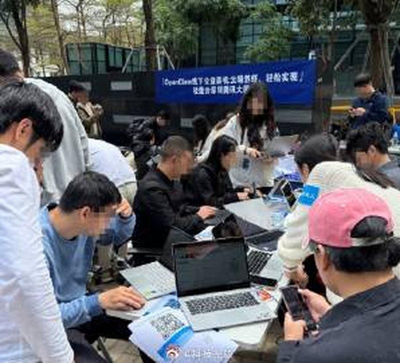 腾讯近日在深圳举办实体的OpenClaw部署活动。据了解,近千名中国的开发者与A...