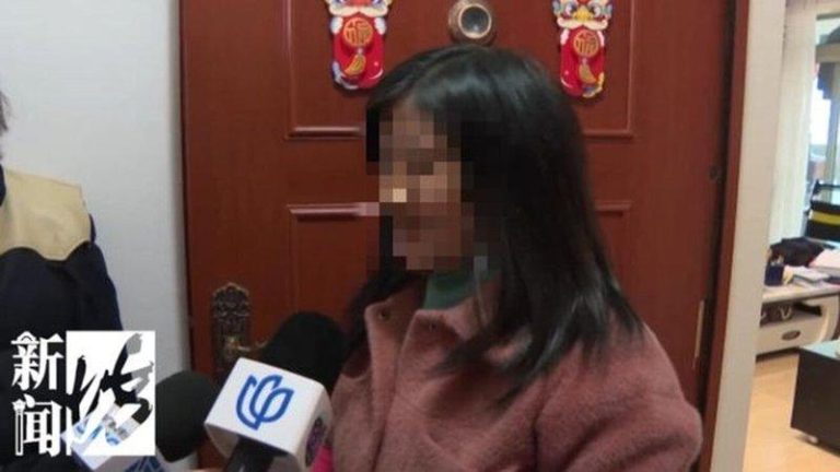上海84岁高工母和53岁硕士女儿都失智 保姆撑不下去了 保姆闻阿姨接受采访。(取材自钱江晚报)