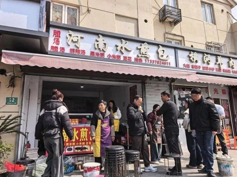 水煎包5毛、胡辣汤3元 上海小吃店被全网催开门营业 王凯阳和妻子经营的小吃店。(取材自极目新闻)