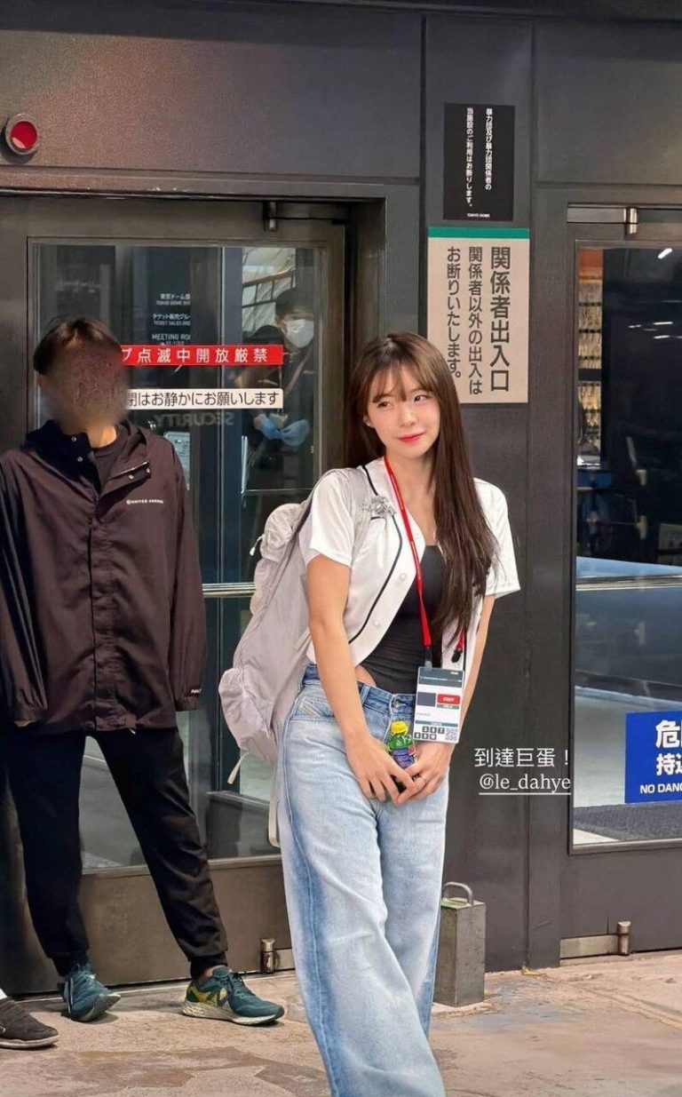 经典赛台韩大战支持哪边?李多慧大方表态了 李多慧到东京巨蛋观看台韩大战。图/摘自IG