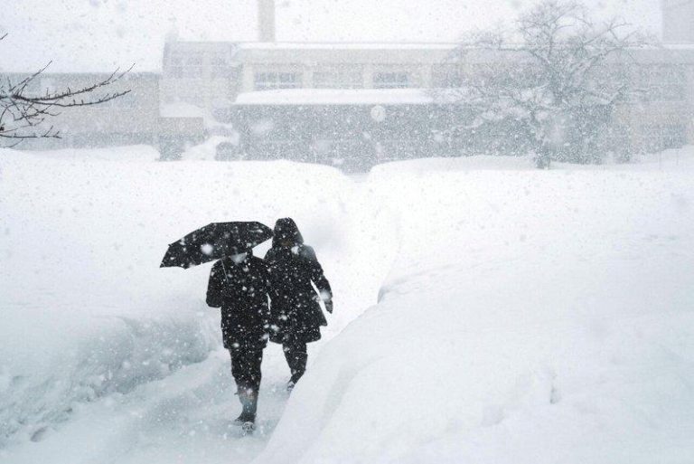 图为2月日本青森县青森市雪地。路透