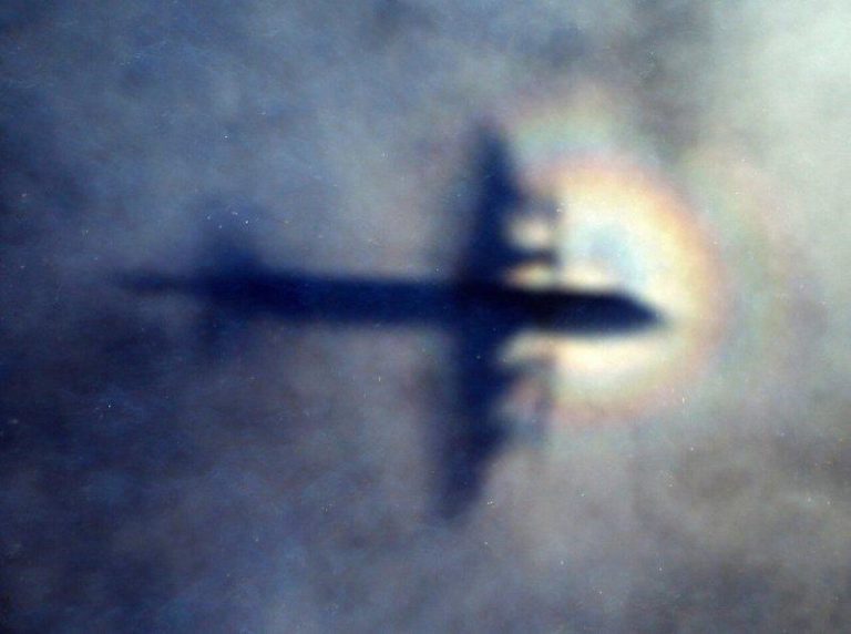 马航MH370班机失联12年 最新搜索结果曝光 在西澳洲外海的南印度洋上空,一架巡逻机搜索失踪的马来西亚航空MH370班机时,飞机的影子映在低空云层上。照片摄于2014年3月31日。(美联社)