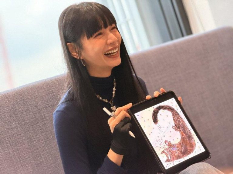 国际妇女节登App Store封面 郭源元用画笔疗愈自己 针对国际妇女节,郭源元特别为App Store创作了一张独家画作。记者黄筱晴/摄影