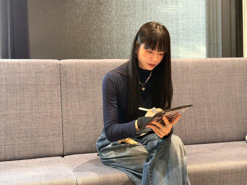 从模特儿、艺人,到图文创作者,郭源元始终保持好奇与想像,朝每个目标迈进。记者黄筱...