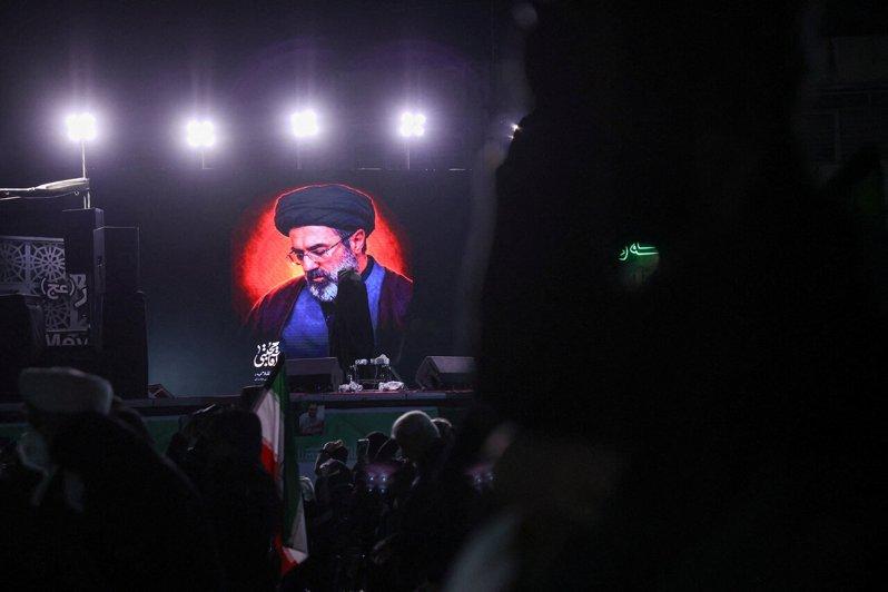 哈米尼次子穆吉塔巴(Mojtaba Khamenei)由伊朗专家会议选为新任最高领袖。(路透)