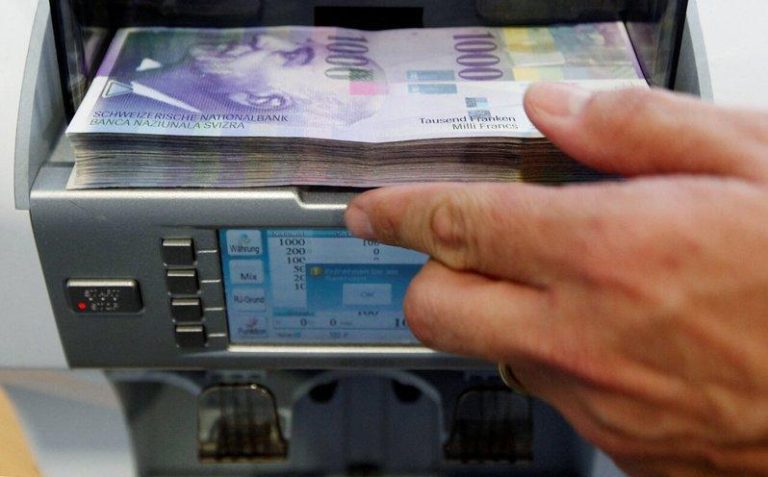 瑞士公投挺现金入宪 73%压倒性通过 数字支付时代仍保留纸钞 瑞士周日举行公投,超过73%的选民支持把保障现金支付写入宪法。(路透)