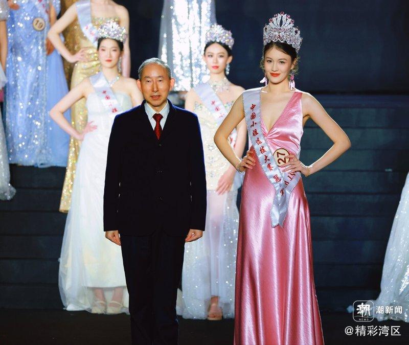 龙宇翔为冠军艾柯莱·艾山江颁奖。(取材自潮新闻)