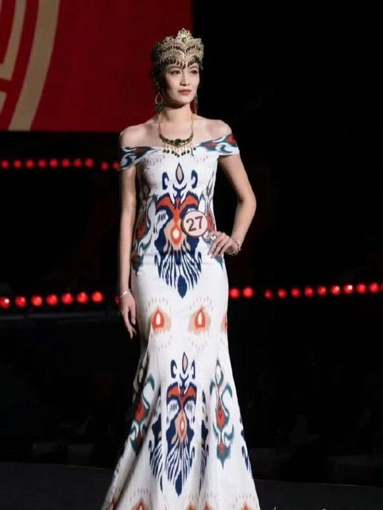 20岁喀什姑娘夺中国小姐后冠 不只美还拥有1身分… 艾柯莱·艾山江夺下中国小姐冠军。(取材自微博)