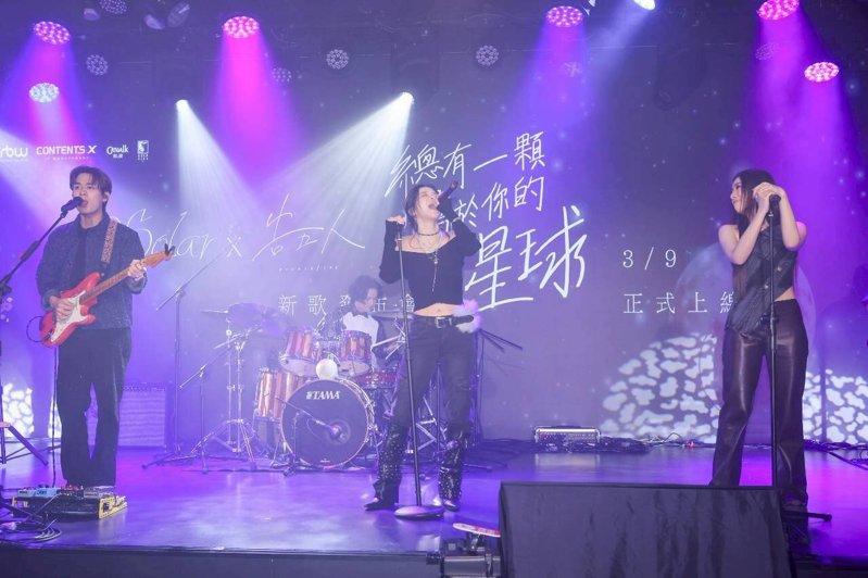颂乐(右二)邀来告五人合唱新歌。记者沈昱嘉／摄影
