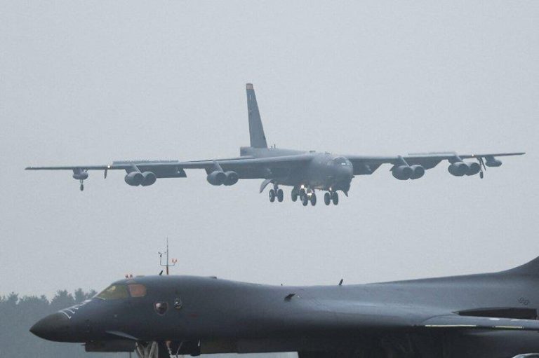 空袭伊朗以来首次 3架美军B-52轰炸机飞抵英国 美国空军B-52同温层堡垒战略轰炸机9日降落在英国格洛斯特郡费尔福德皇家空军基地一架美军B-1B轰炸机旁。路透