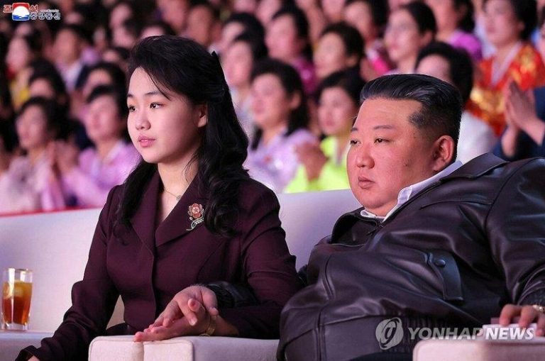 金正恩与「心爱女儿」看汇演 官媒称呼凸显金主爱地位 金正恩(右)8日在平壤体育馆与女儿金主爱(音)一同观看三八国际妇女节文艺汇演。(朝中社)