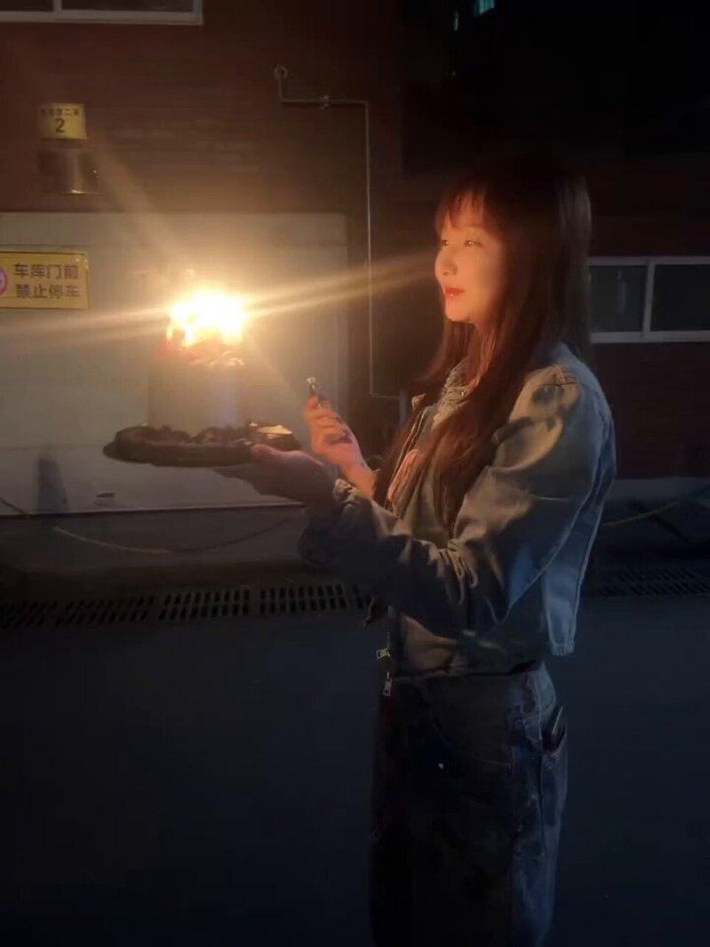 女演员王添羽在生日时玩「喷火蛋糕」。(视频截屏)