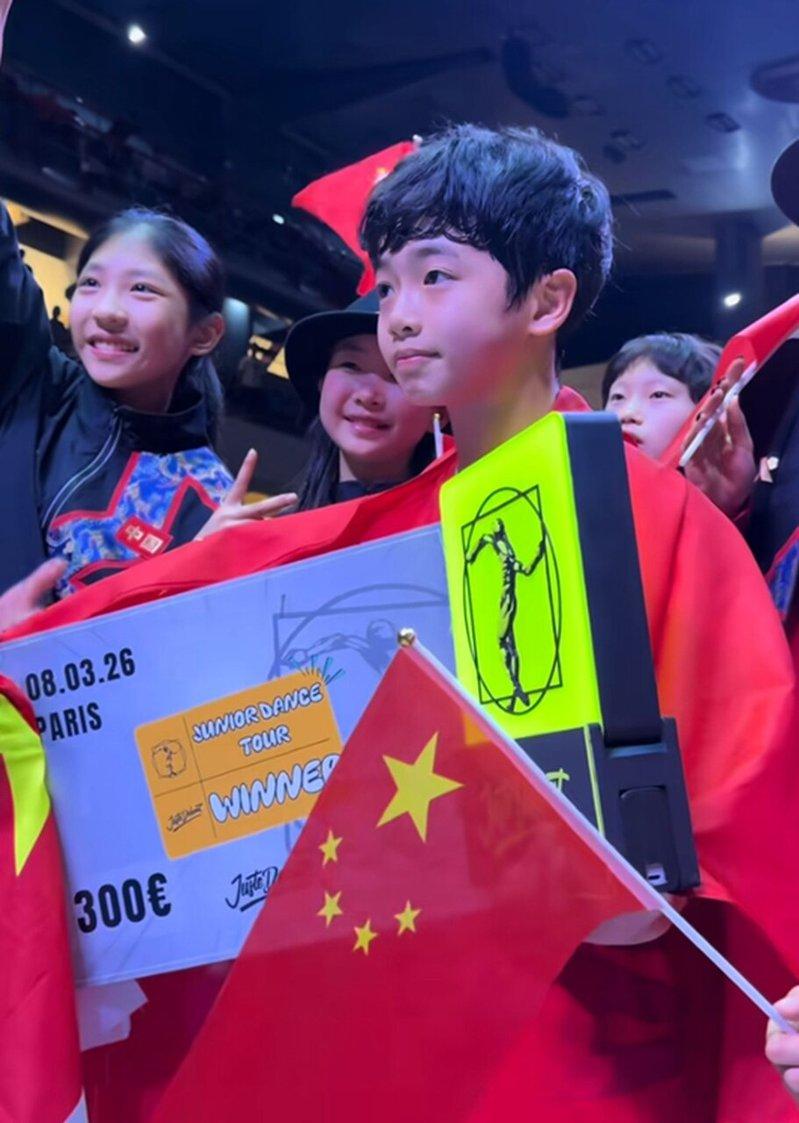 在刚落幕的法国「JUSTE DEBOUT」街舞2026世界总决赛上,13岁的李勇...