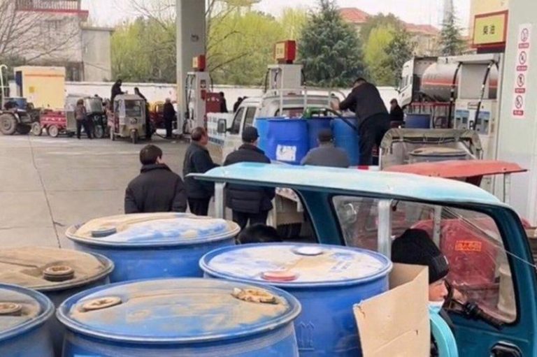 中国油价涨 「50公升多花3.9美元」车主排队抢油 伊朗战火导至油价大涨,中国民众怕涨价,纷排队加油、囤油。(视频截屏)