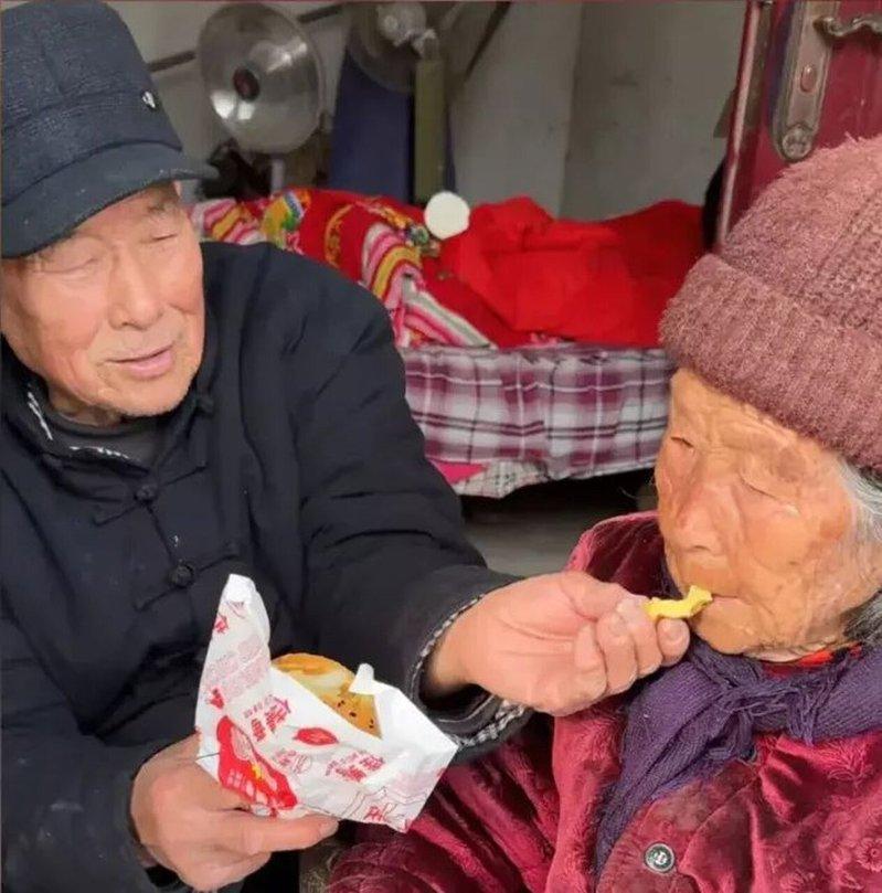 老人亲自喂姊姊吃汉堡。(取材自红星新闻)