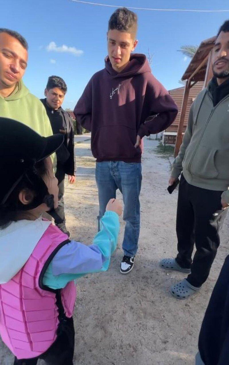 9岁小女孩用英语流利维权。(取材自潇湘晨报)
